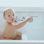 Réussir le bain de bébé en toute sécurité