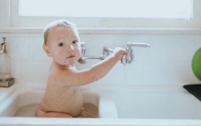Réussir le bain de bébé en toute sécurité