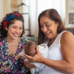 Deux maman qui bercent leur nourrisson