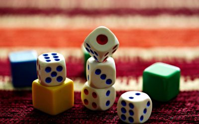 découvrez notre sélection de jeux de société familiaux, idéaux pour rassembler petits et grands autour de moments de convivialité et de fun. amusez-vous ensemble avec des jeux adaptés à tous les âges !